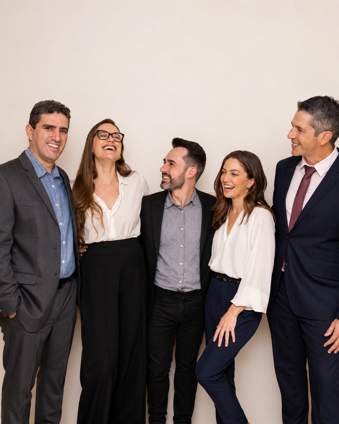 Equipe da Clínica Vitalis sorrindo e interagindo